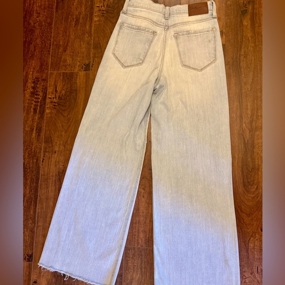 Carly Jean Los Angeles Light Wash Wide-Leg Hollands Jeans - Picture 3 of 6